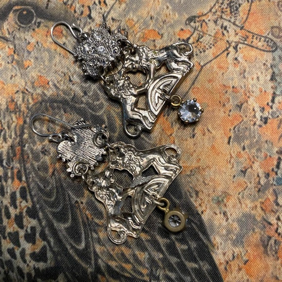 Assemblage Strength Of Two Lions Dangle Earrings - Picture 9 of 9